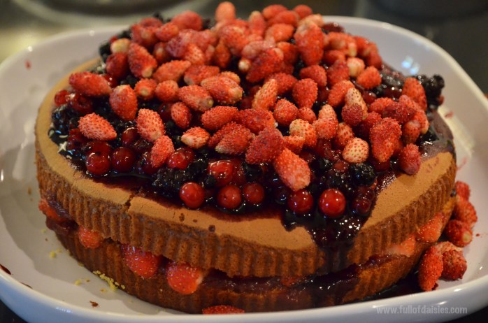 The easiest strawberry cake yet. Especially if you buy the spongecake. But the beauty of this cake is just that: how beautiful and simple it easy to make and how amazing and delicate it tastes!