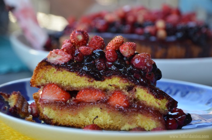 The easiest strawberry cake yet. Especially if you buy the spongecake. But the beauty of this cake is just that: how beautiful and simple it easy to make and how amazing and delicate it tastes!